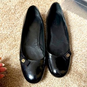 Pat and leather Gucci flats